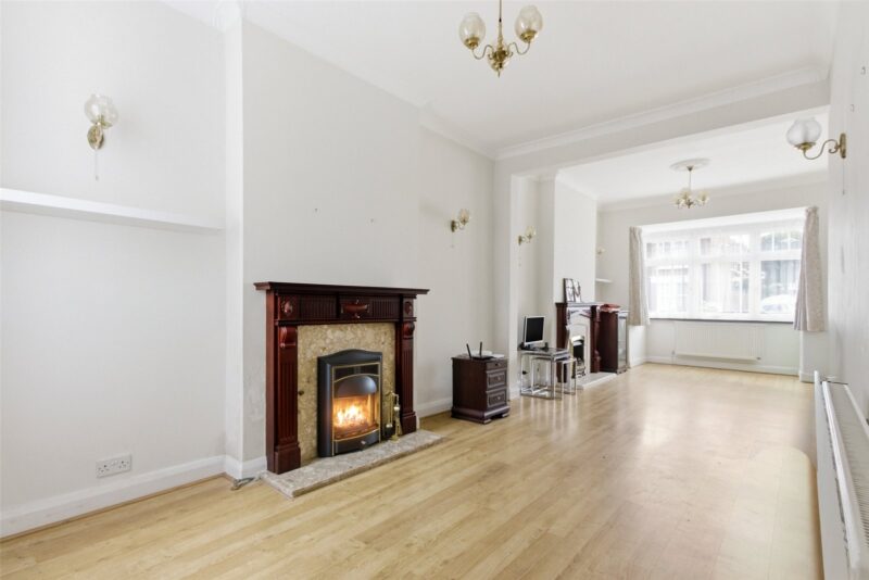 Warwick Road, N11