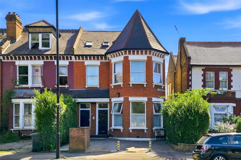 Bounds Green Road, N22
